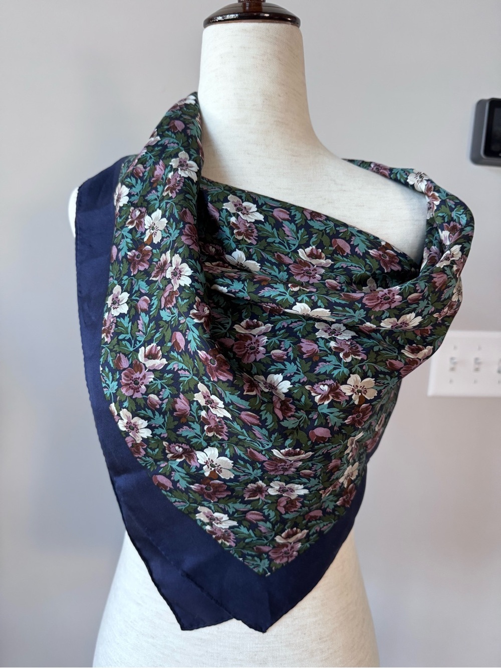 Vintage! Club 7 Echo - Navy Floral Silk Square Square Scarf